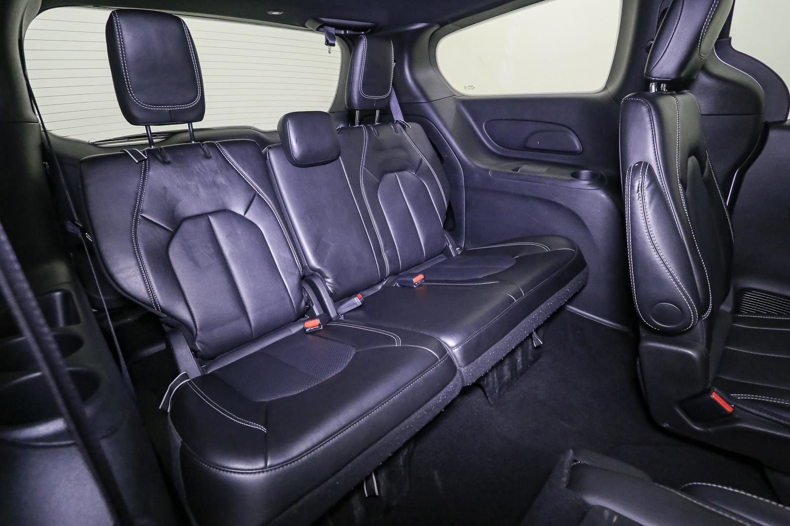 Used 2025 Chrysler Pacifica Select image 23