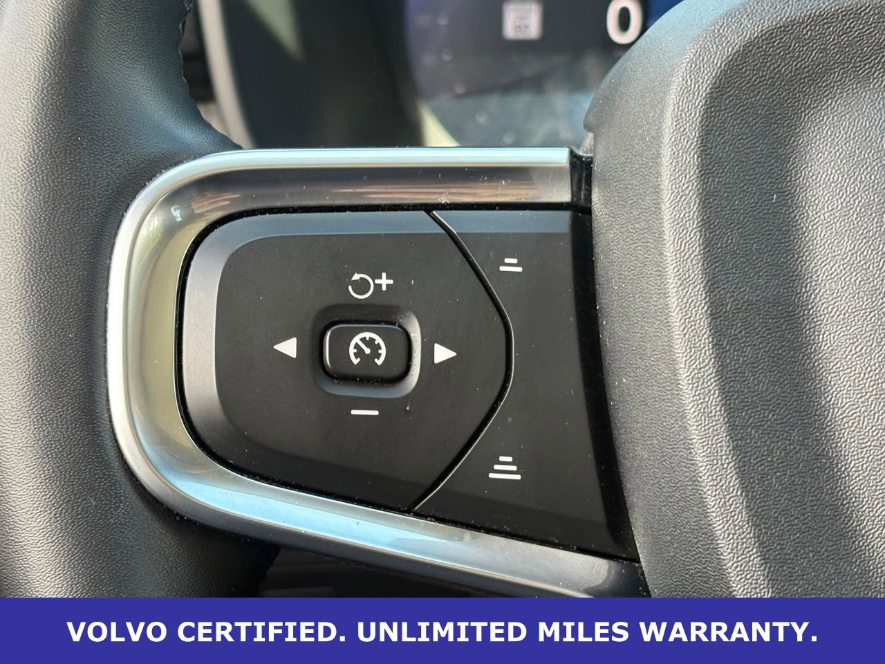 Certified 2025 Volvo XC40 B5 Plus AWD/4WD image 18