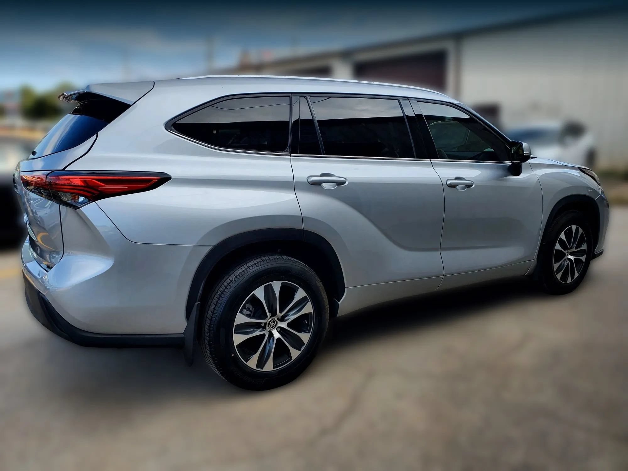 Used 2022 Toyota Highlander XLE FWD image 18