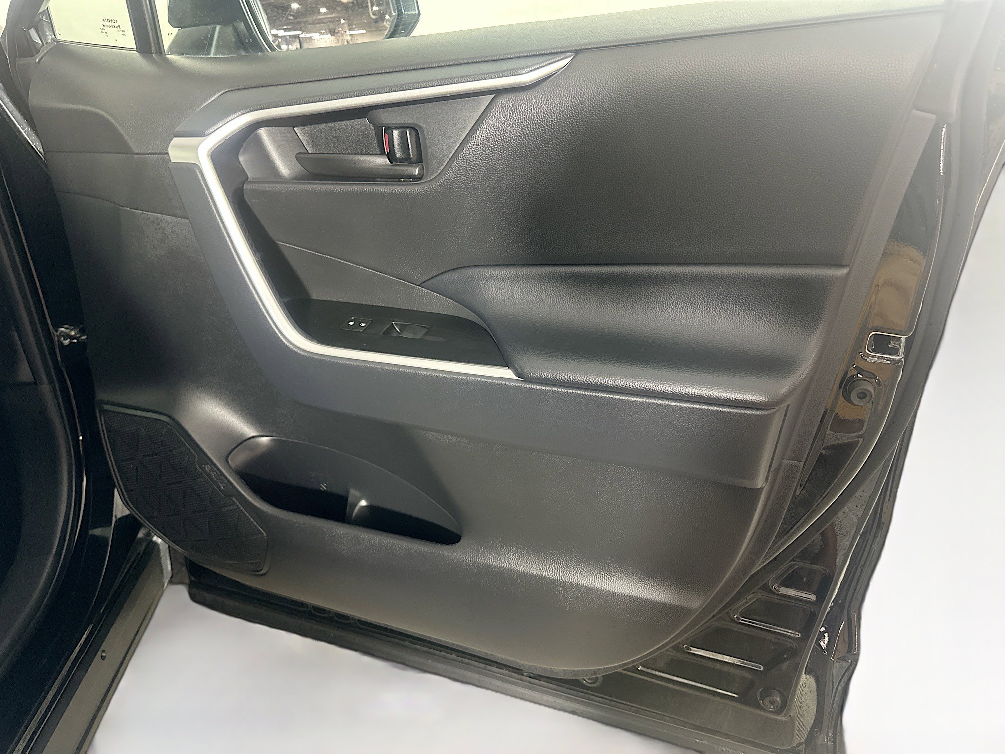 Used 2025 Toyota RAV4 LE AWD/4WD image 29