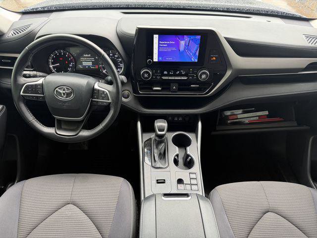 Certified 2025 Toyota Highlander LE FWD image 9