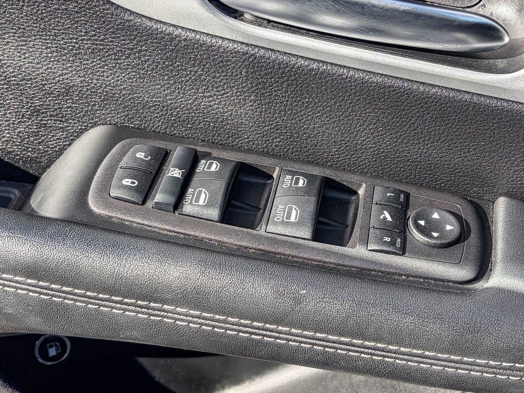 Used 2025 Chrysler Pacifica Premium image 48