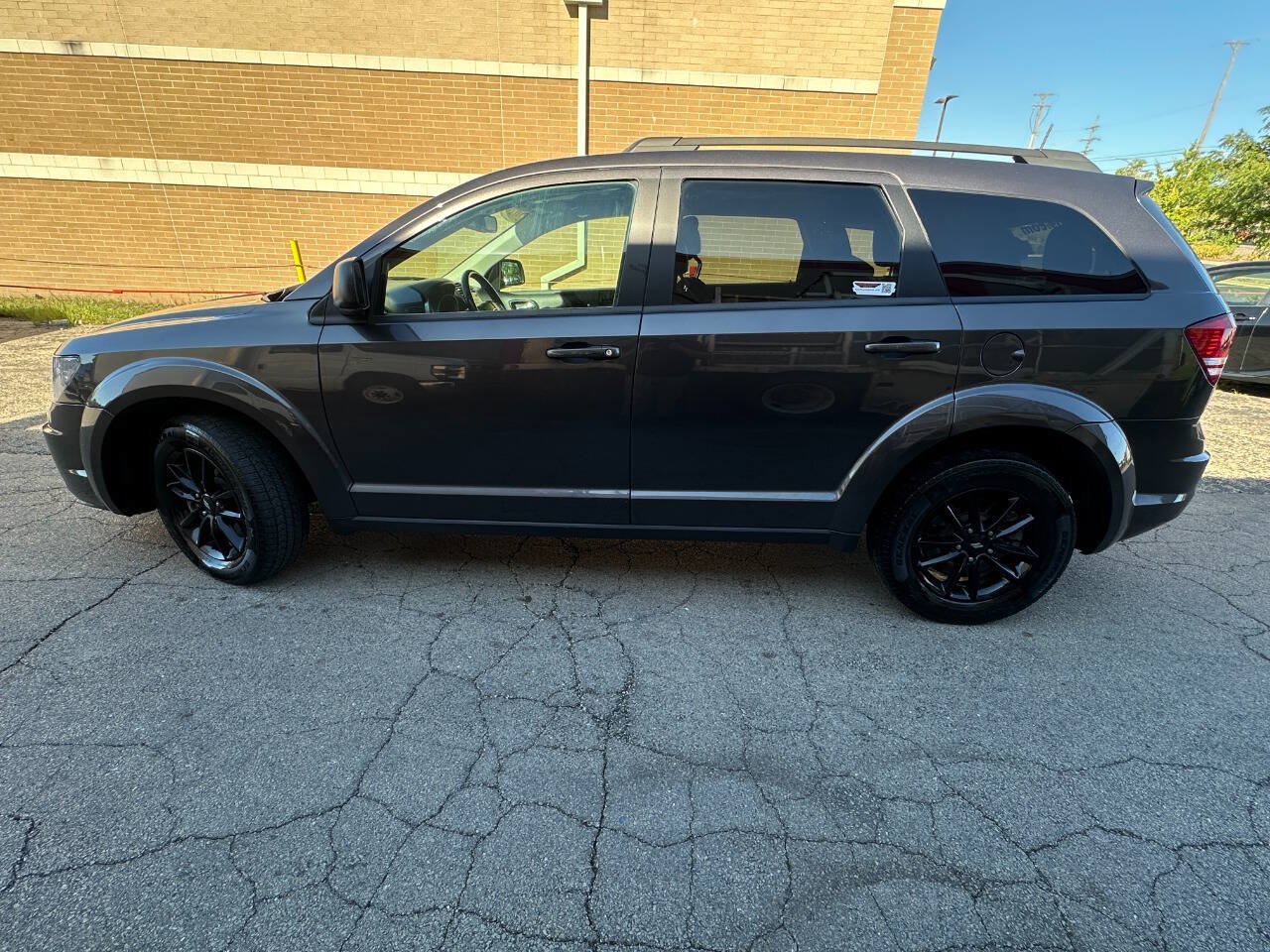 Used 2020 Dodge Journey SE w/ SE Popular Equipment Group FWD image 2