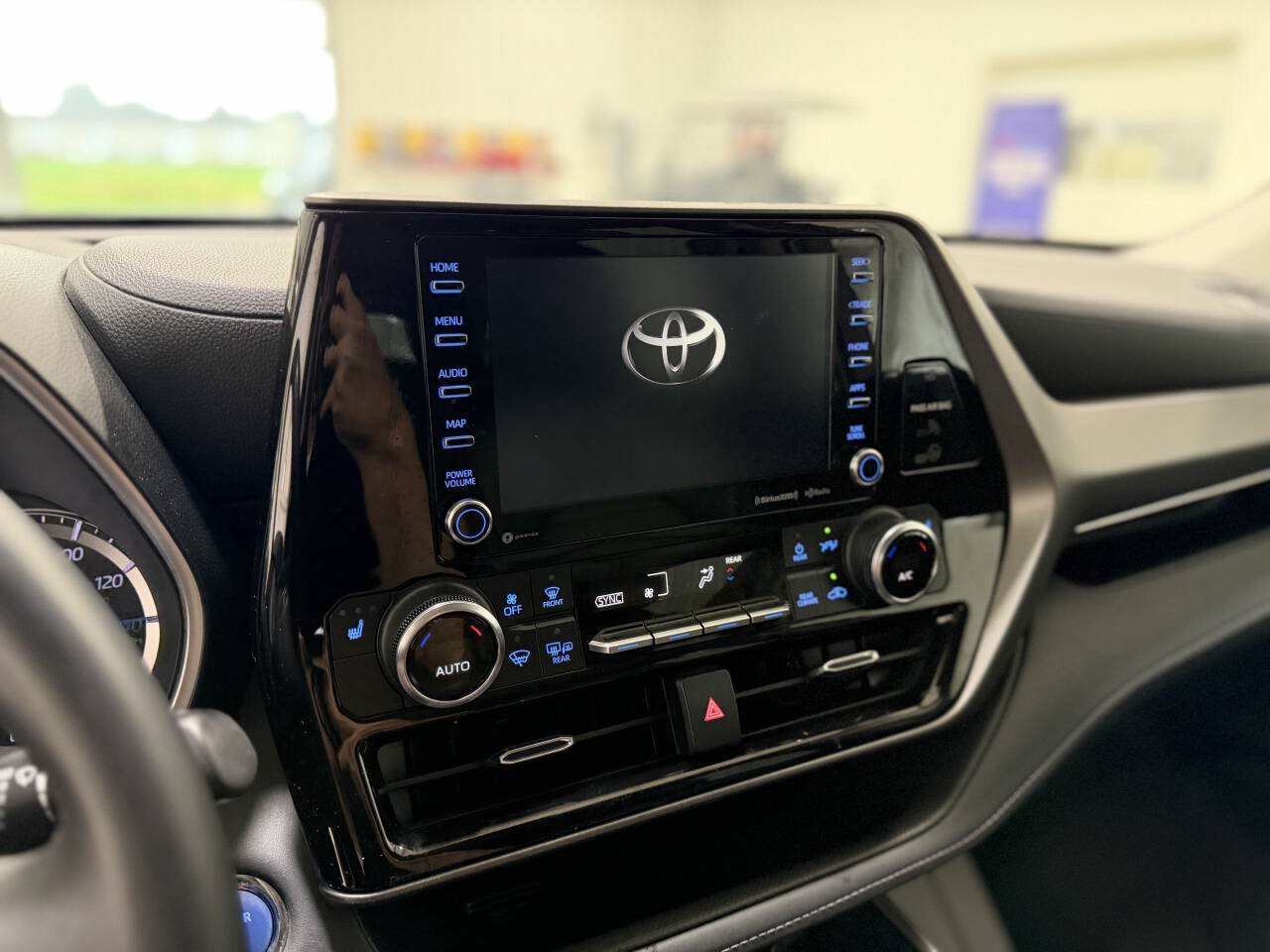 Used 2022 Toyota Highlander XLE AWD/4WD image 30