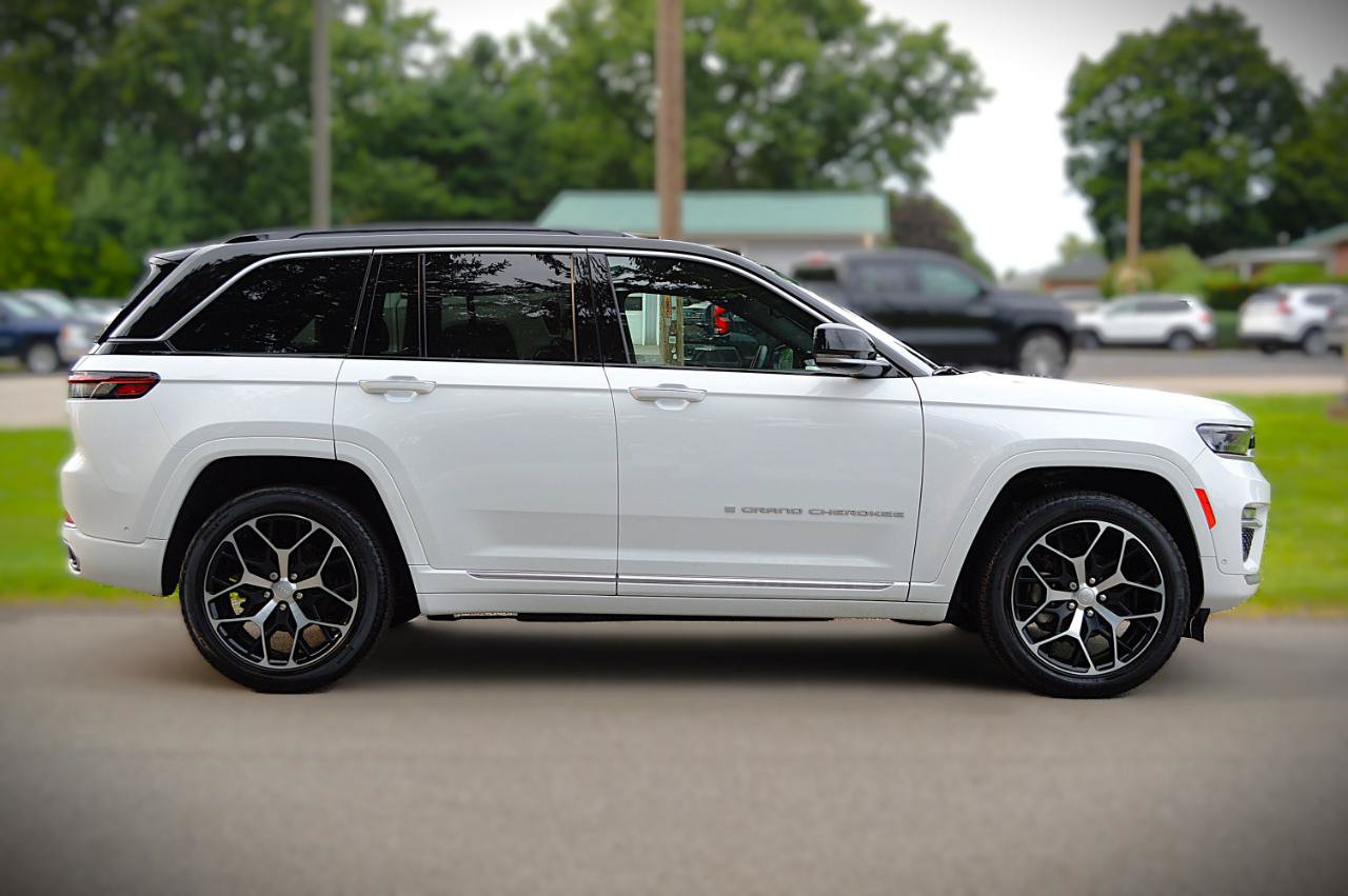 Used 2024 Jeep Grand Cherokee Summit AWD/4WD image 4