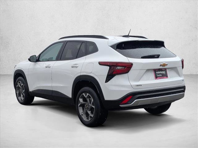 Used 2025 Chevrolet Trax LT w/ LT Convenience Package image 8