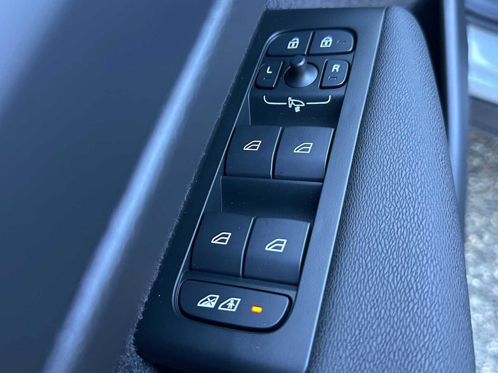 New 2026 Volvo XC40 B5 Ultra w/ Climate Package image 21