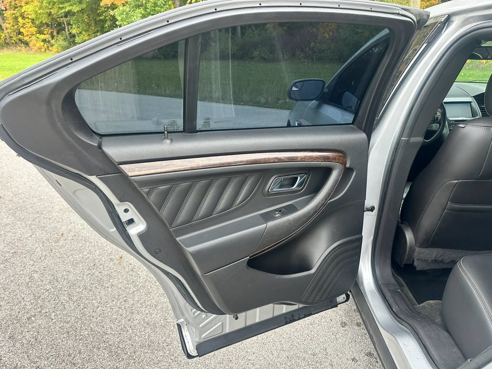 Used 2015 Ford Taurus Limited FWD image 12