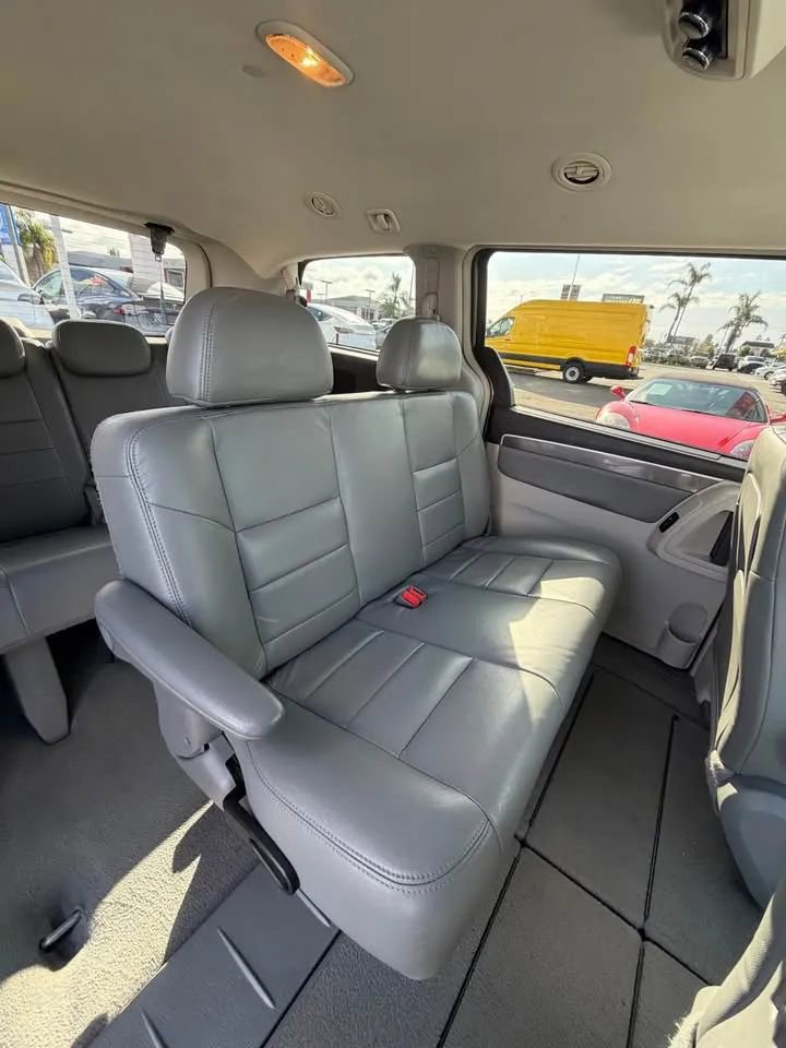 Used 2010 Volkswagen Routan S image 8