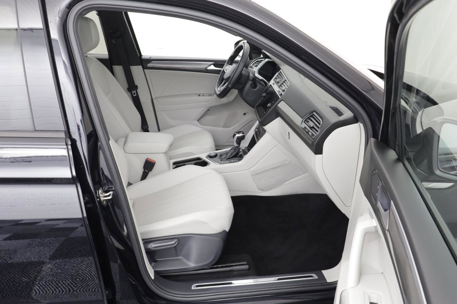 Used 2022 Volkswagen Tiguan SE R-Line image 19