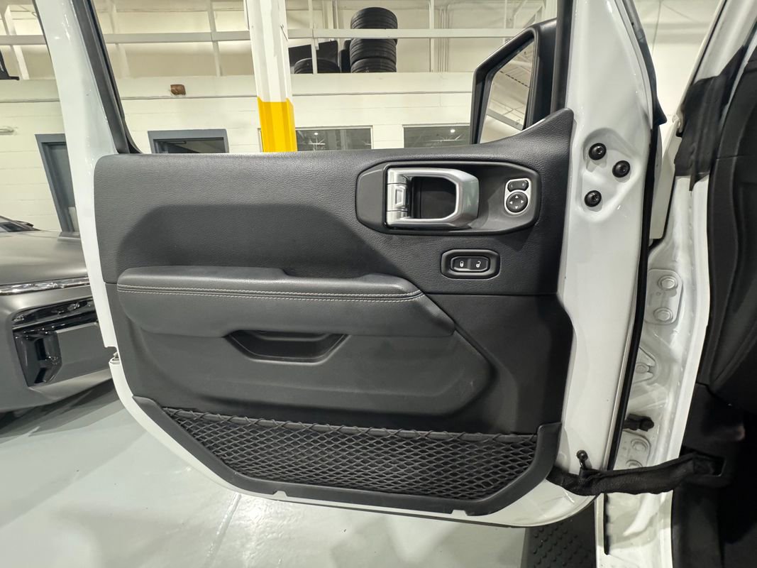 Used 2018 Jeep Wrangler Unlimited Sahara image 31