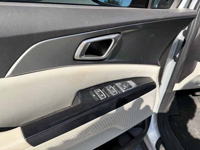 Used 2023 Kia Carnival LX image 24