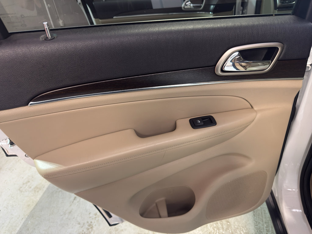 Used 2014 Jeep Grand Cherokee Limited w/ Luxury Group II AWD/4WD image 28