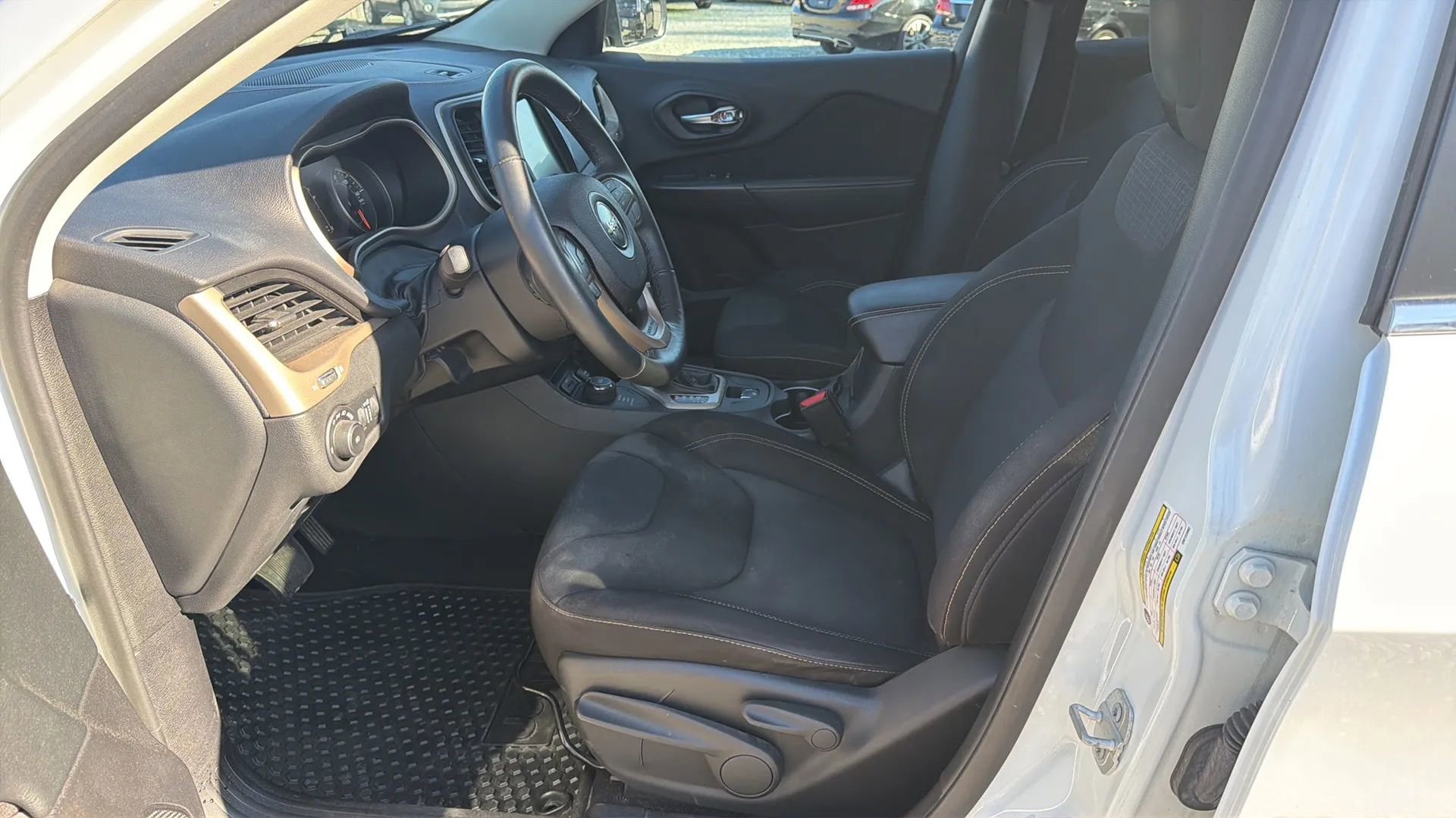 Used 2016 Jeep Cherokee Latitude w/ Cold Weather Group AWD/4WD image 22