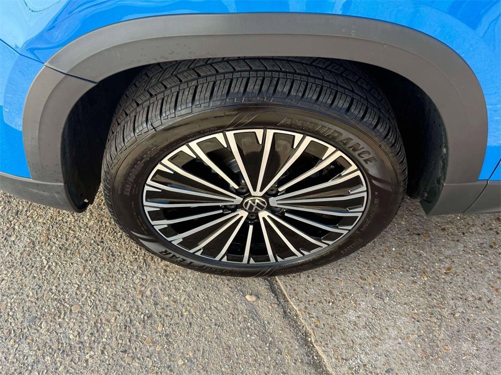 Used 2025 Volkswagen Taos SE w/ Panoramic Sunroof Package image 6