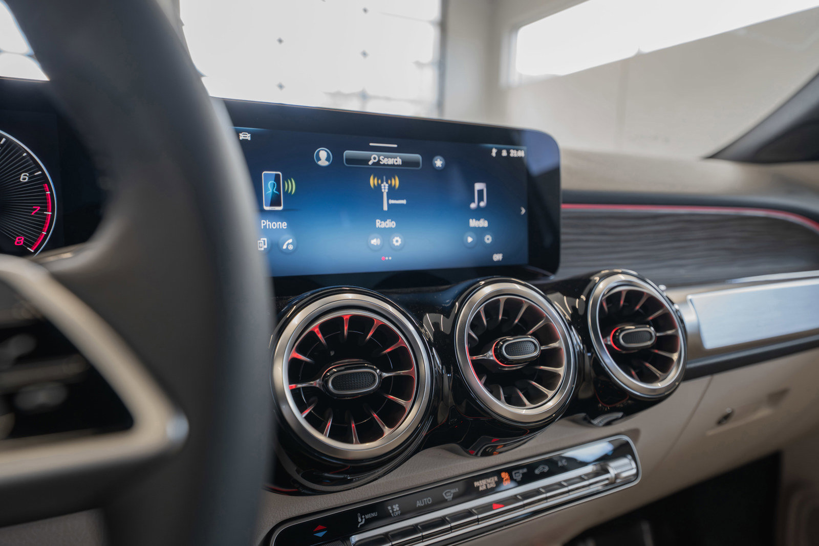 Used 2025 Mercedes-Benz GLB 250 4MATIC image 30