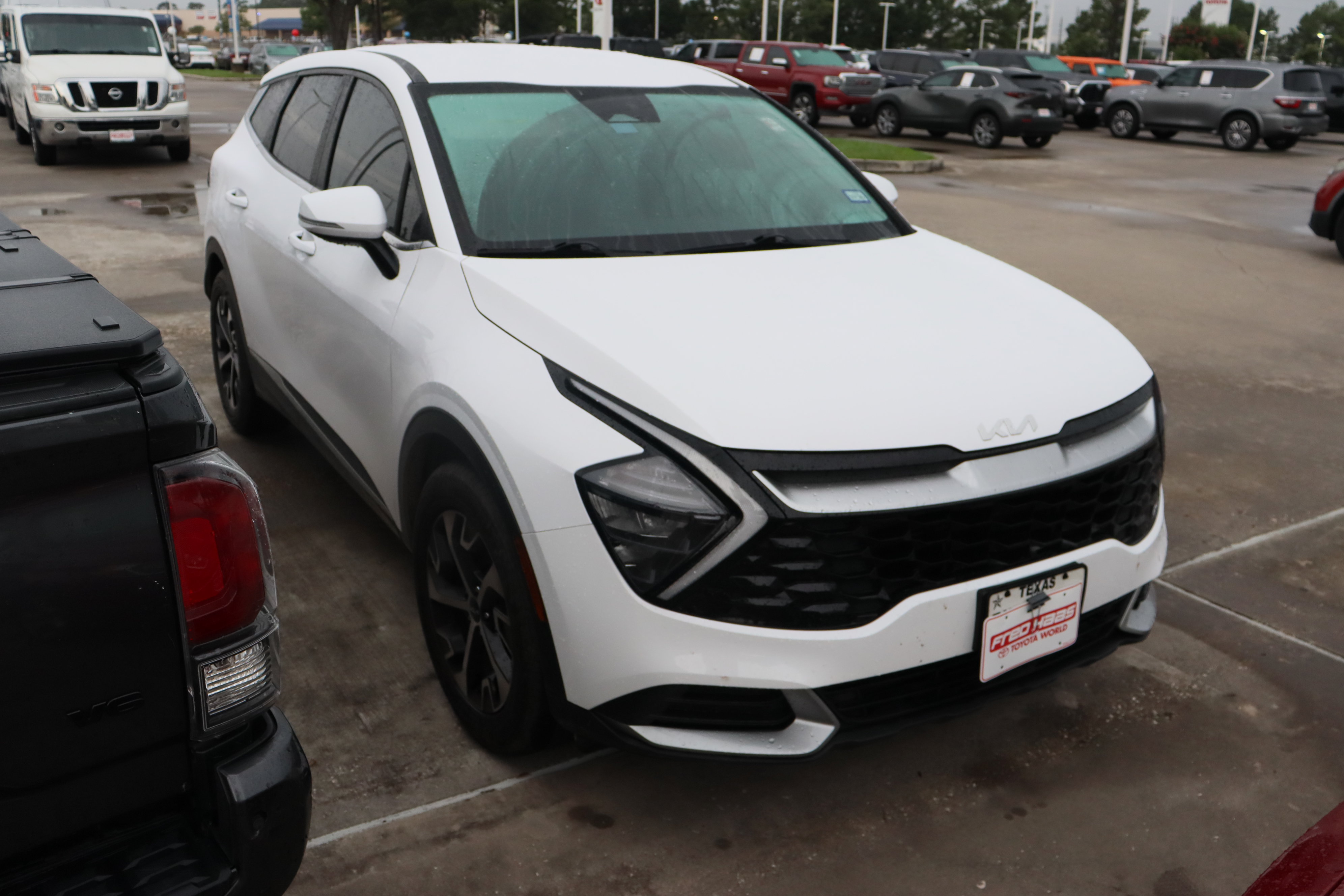Used 2023 Kia Sportage EX FWD image 2