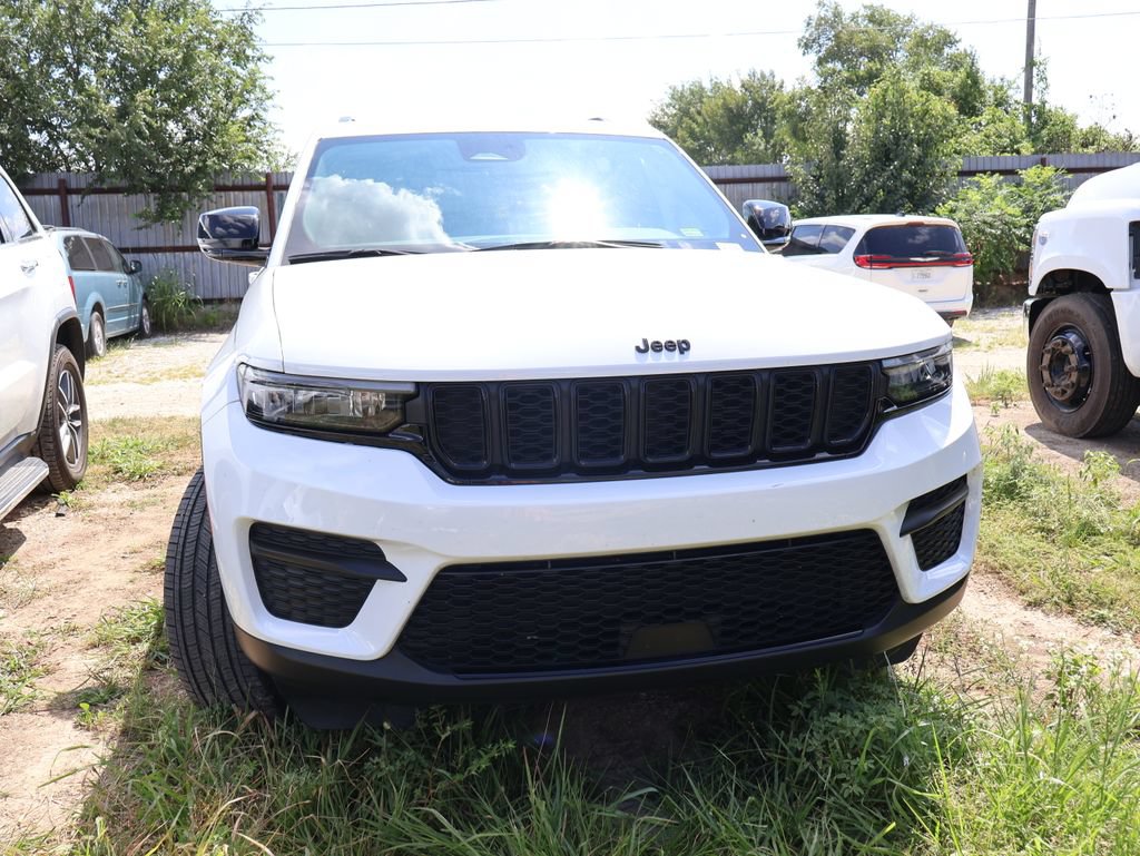 Used 2024 Jeep Grand Cherokee Altitude AWD/4WD image 8