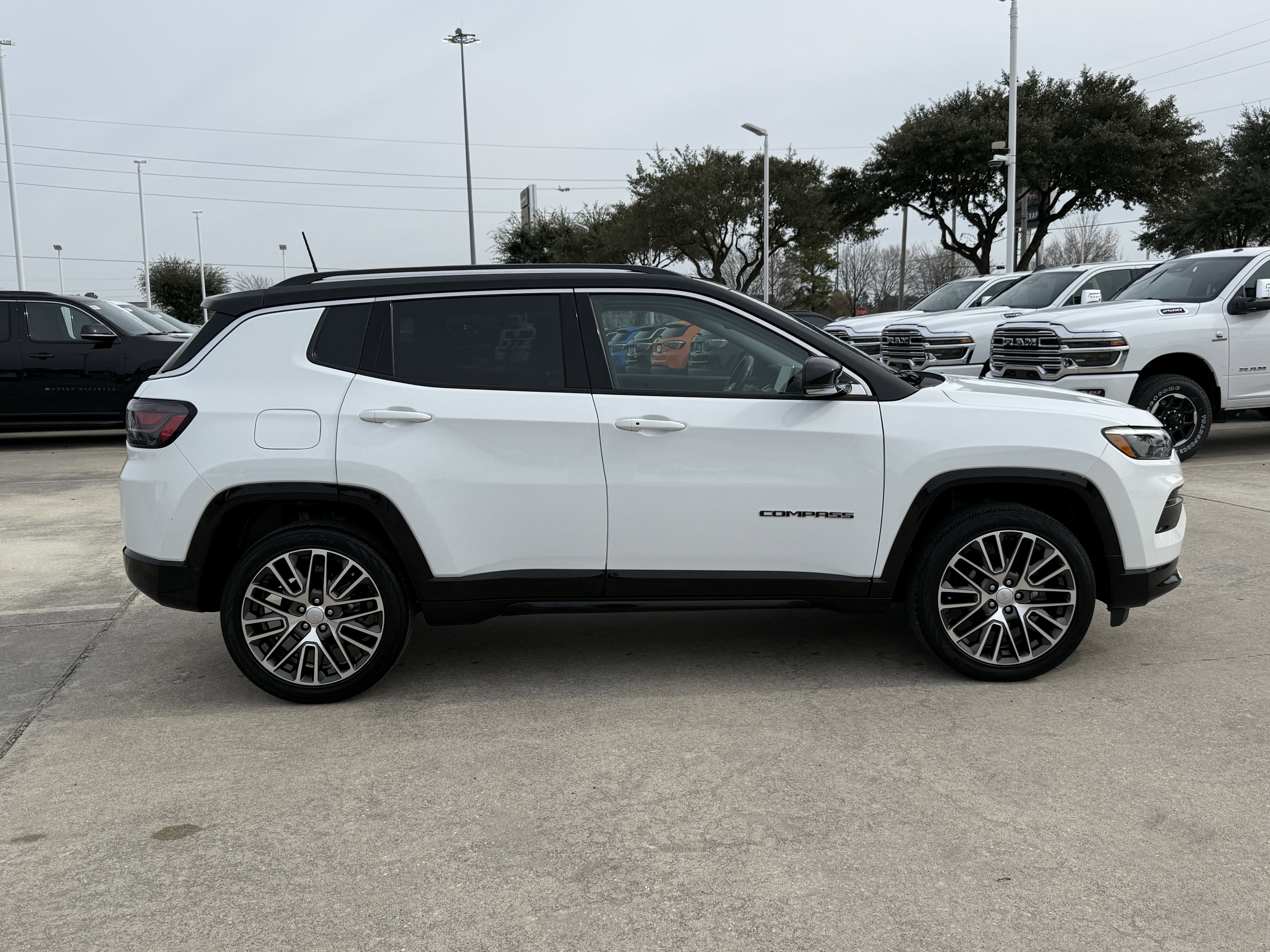 Used 2022 Jeep Compass Limited w/ Elite Group image 3