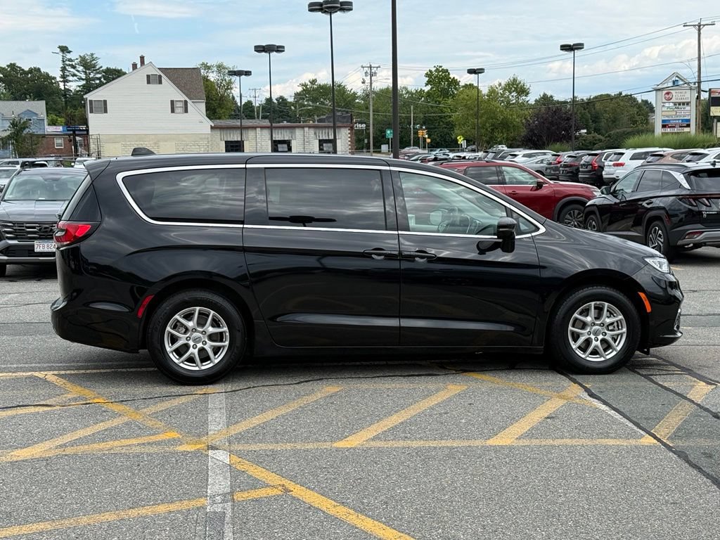 Used 2024 Chrysler Pacifica Touring-L FWD image 7