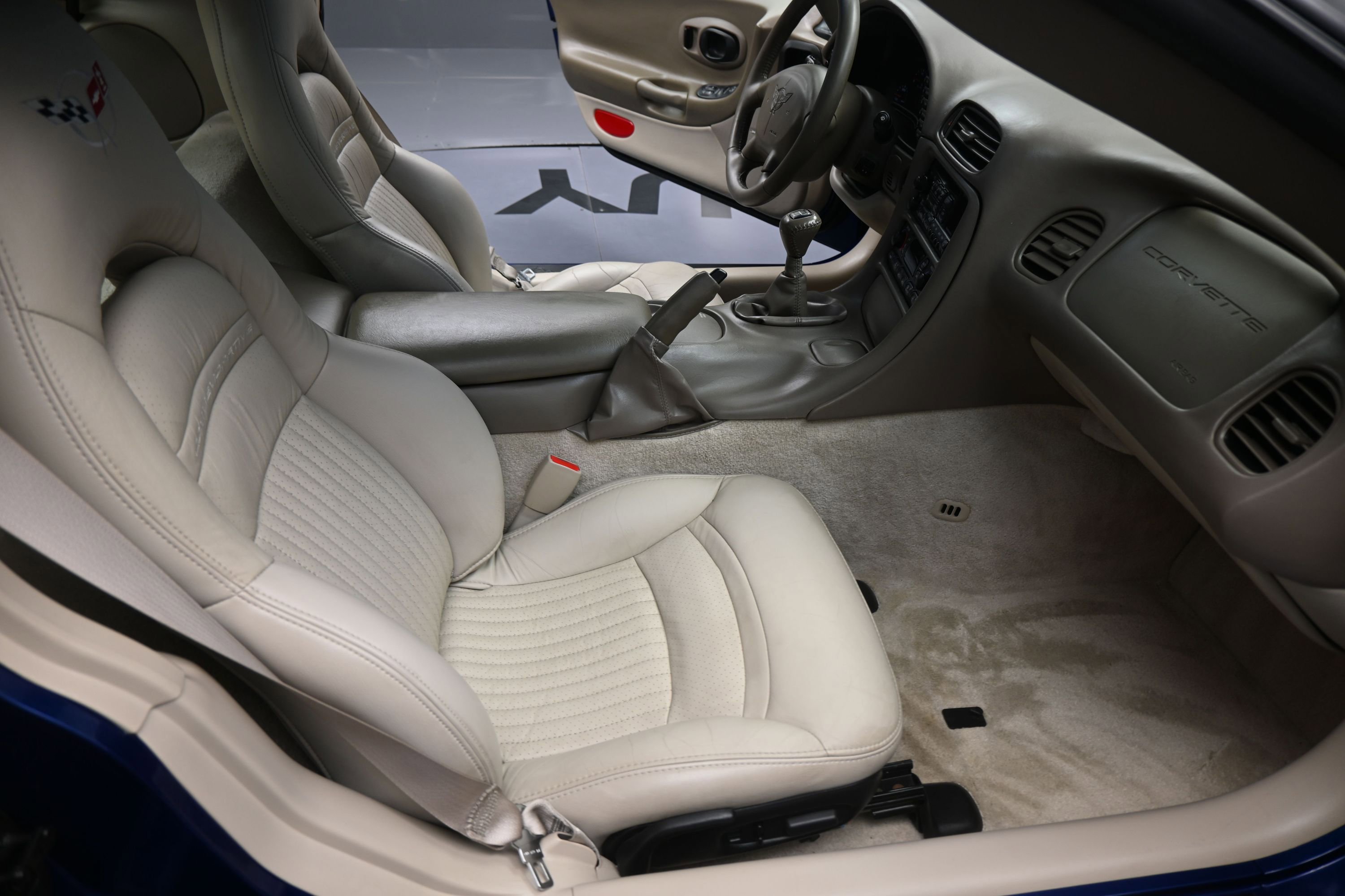 Used 2004 Chevrolet Corvette Coupe w/ Preferred Equipment Group RWD image 19