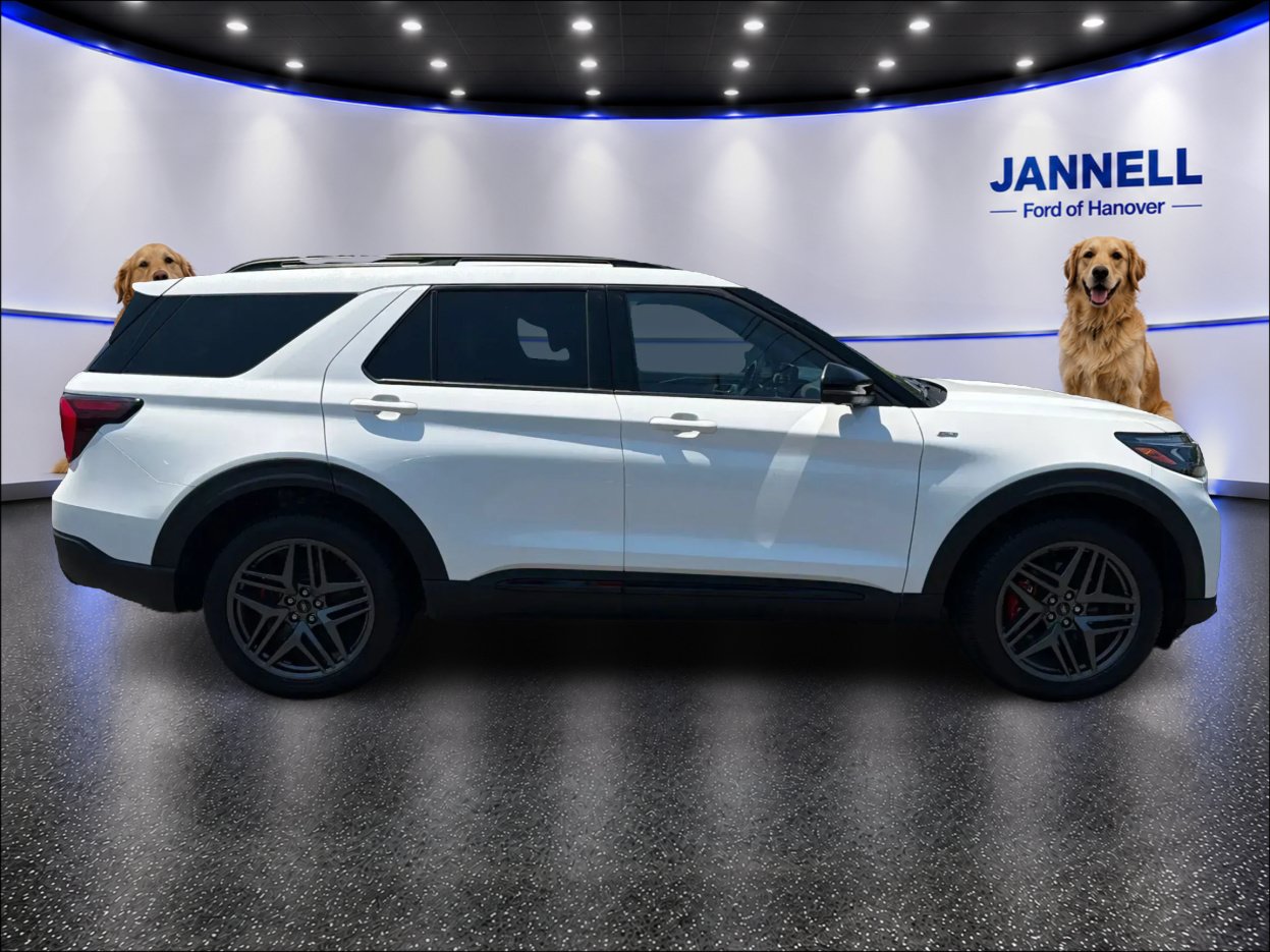 Used 2025 Ford Explorer ST-Line w/ ST-Line Street Pack AWD/4WD image 4