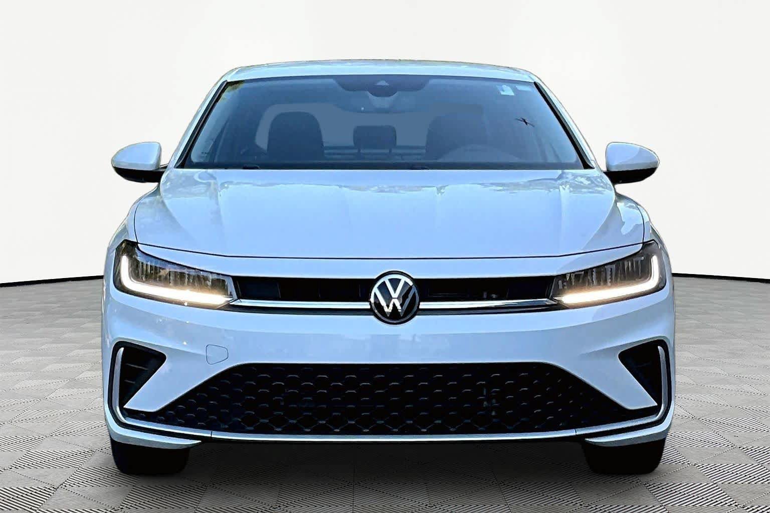 Used 2025 Volkswagen Jetta SE FWD image 3