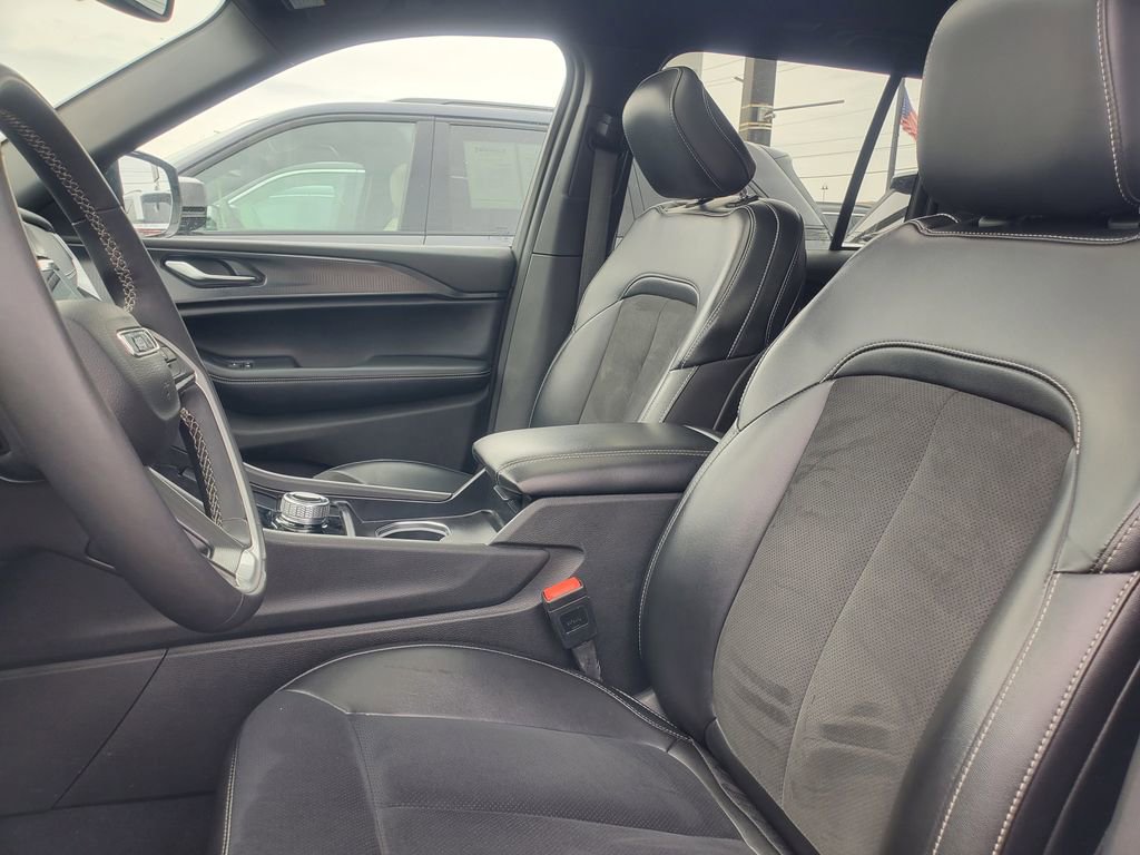 Used 2024 Jeep Grand Cherokee Altitude image 10