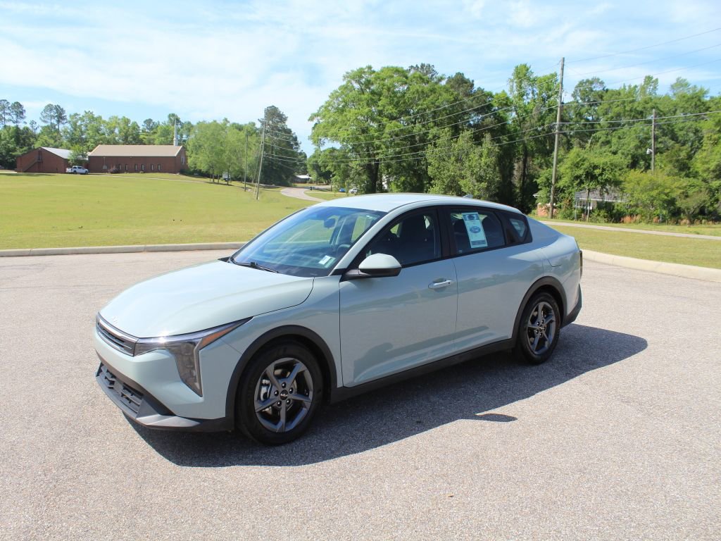 Used 2025 Kia K4 LXS image 1