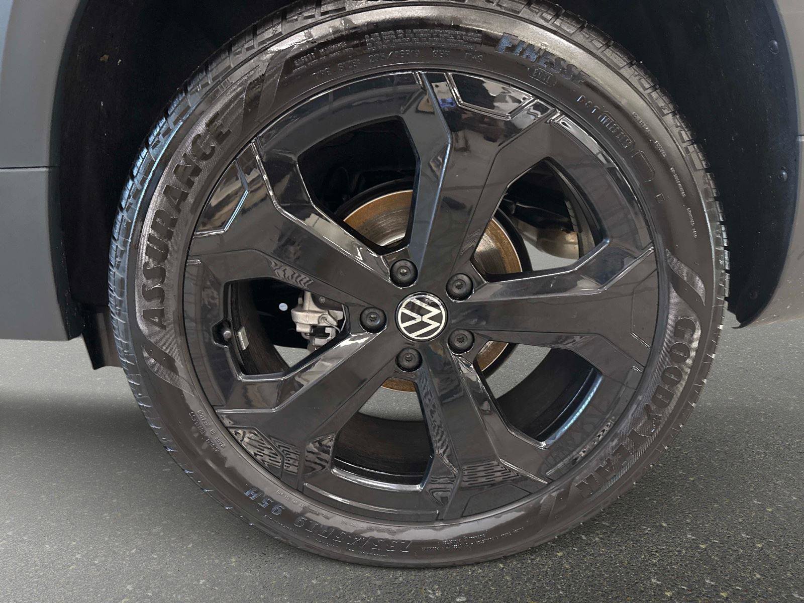 New 2026 Volkswagen Taos SEL image 9