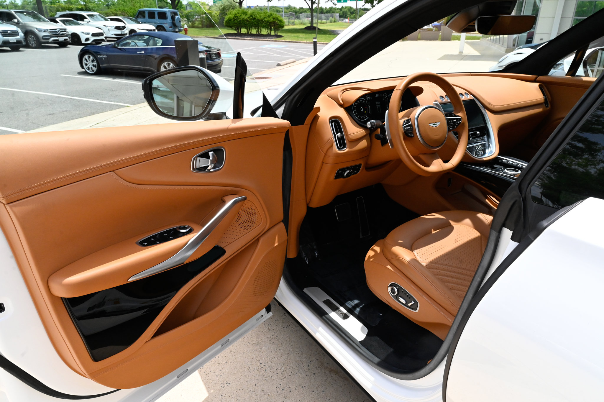 Used 2024 Aston Martin DBX AWD/4WD image 15