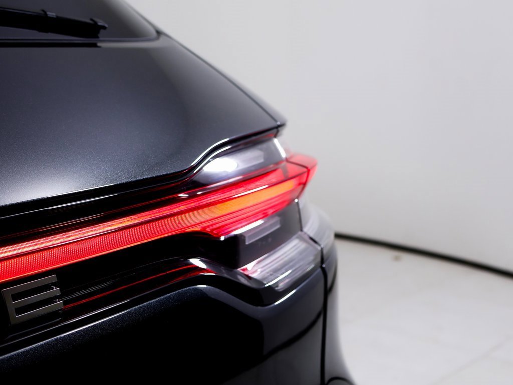 Used 2025 Porsche Macan image 11