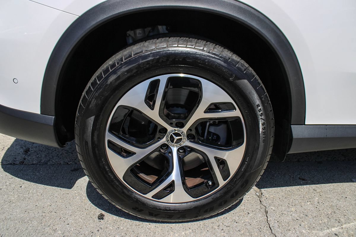 Used 2025 Mercedes-Benz GLC 350e 4MATIC image 37
