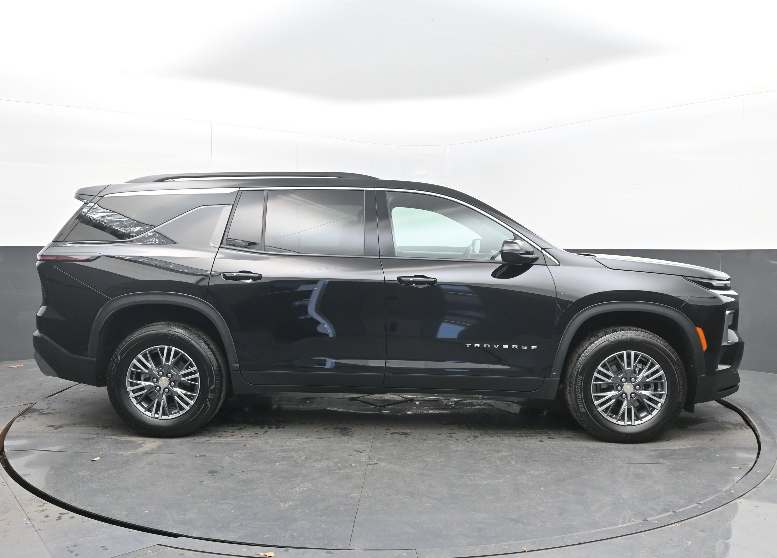 Used 2025 Chevrolet Traverse LT image 10