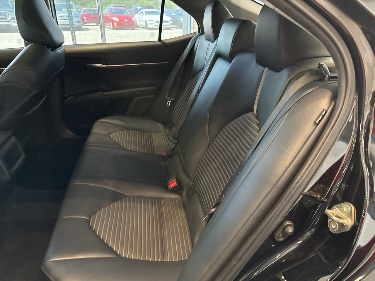 Used 2020 Toyota Camry SE w/ Phone Cable & Charge Package image 27