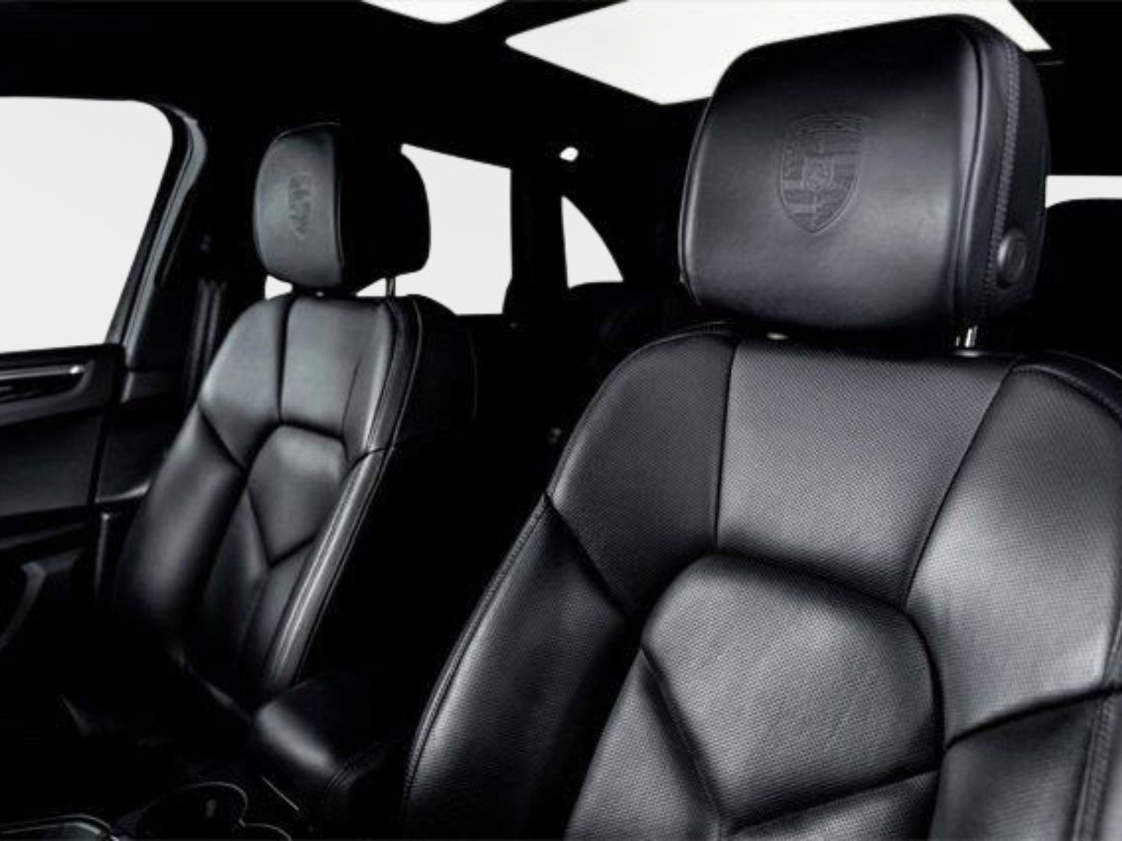 Used 2022 Porsche Macan S w/ Premium Package Plus image 3