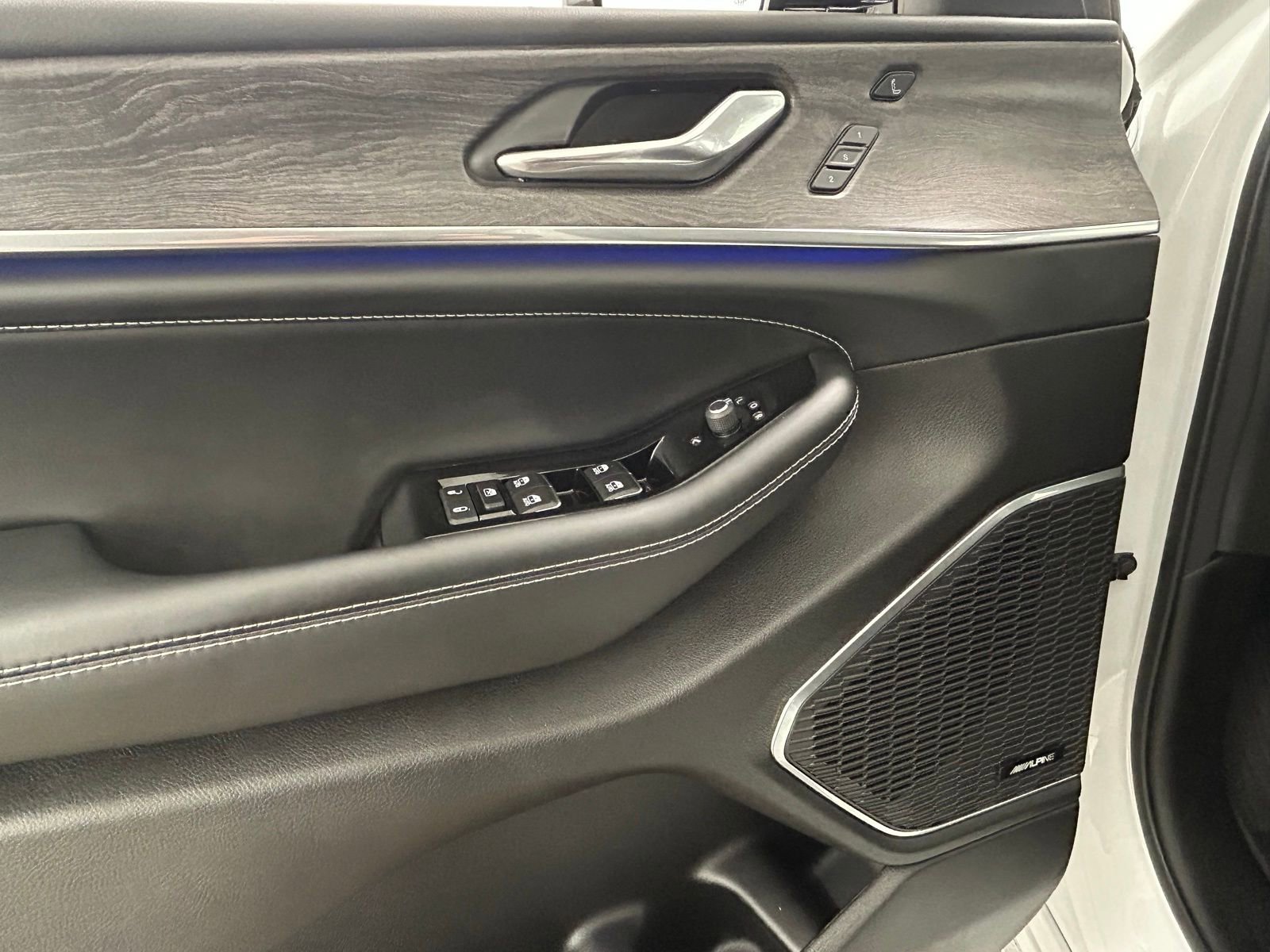 Used 2024 Jeep Grand Cherokee Overland w/ Adv Protech Group III image 27