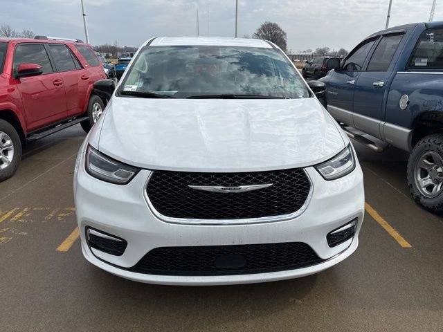 Used 2024 Chrysler Pacifica Touring-L image 41