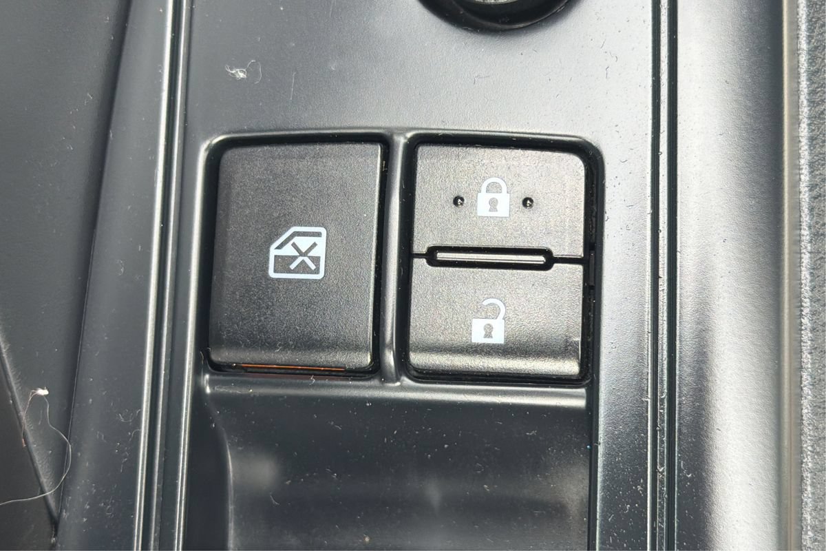 Used 2018 Toyota C-HR XLE FWD image 33