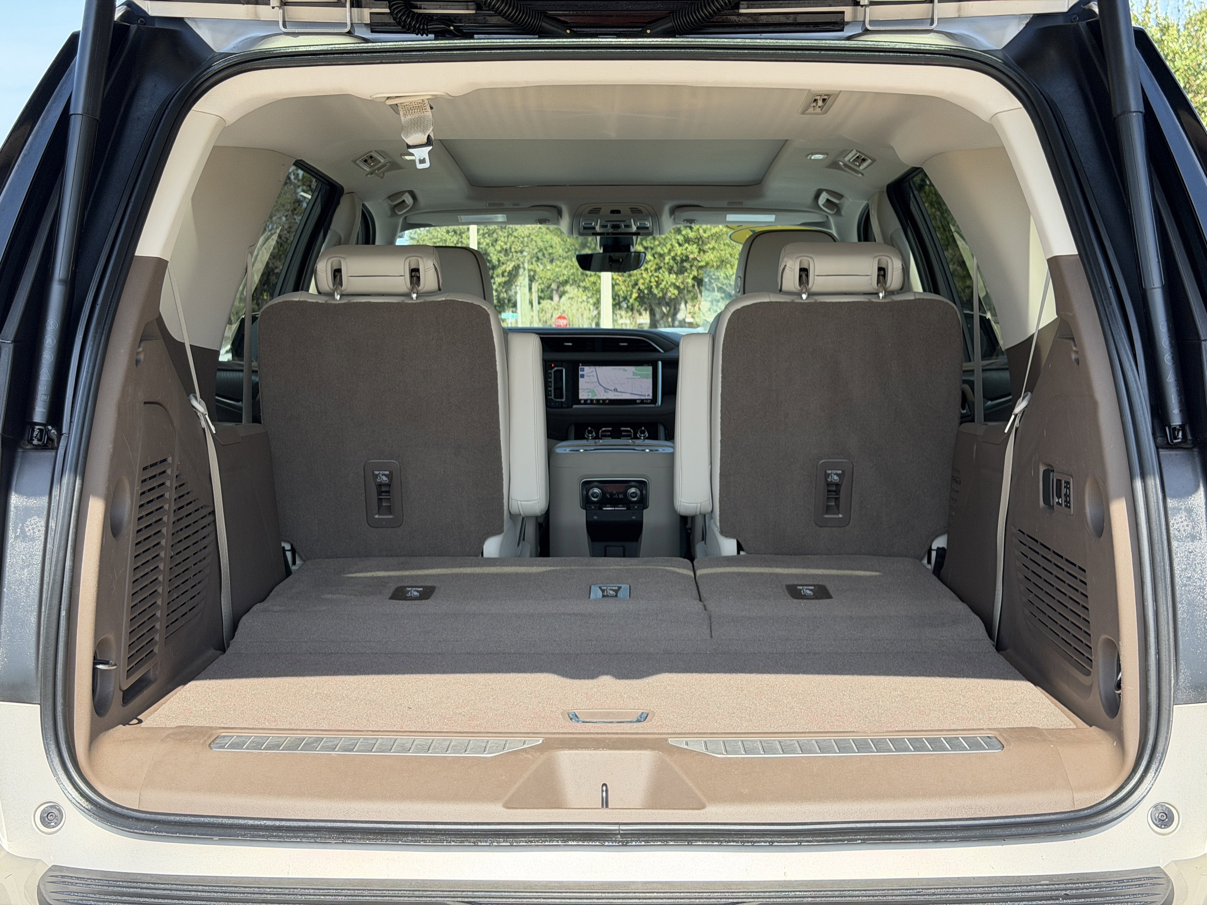 Used 2021 GMC Yukon Denali w/ Denali Premium Package image 11