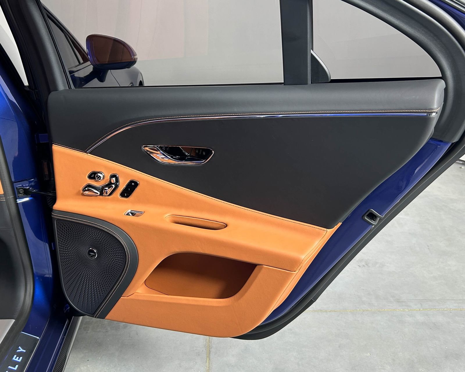 Used 2024 Bentley Flying Spur V8 image 30