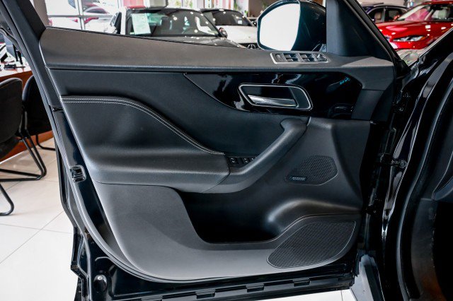 Used 2019 Jaguar F-PACE R-Sport image 15