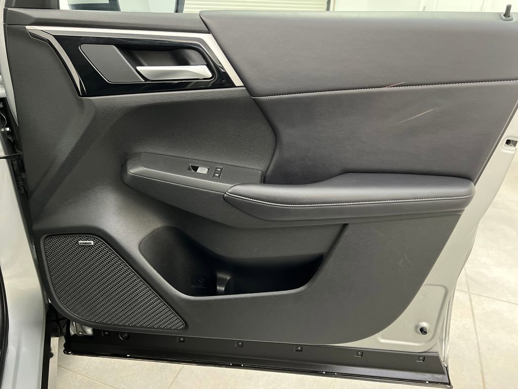 Used 2025 Mitsubishi Outlander SE image 26