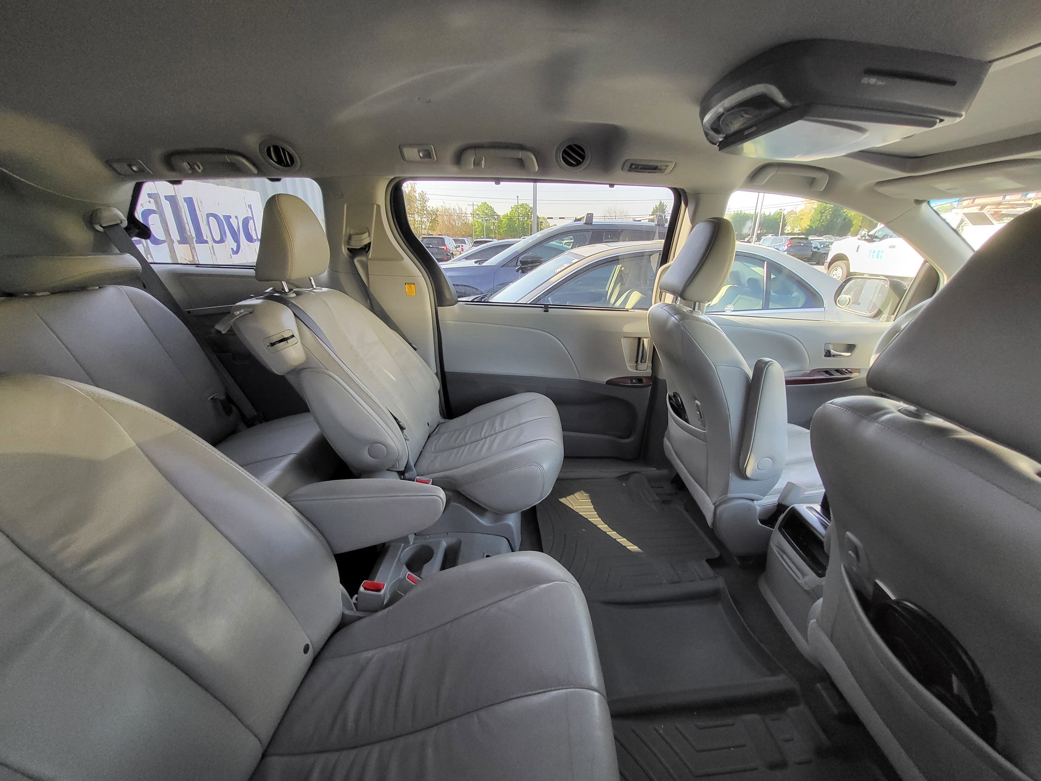Used 2012 Toyota Sienna XLE image 9