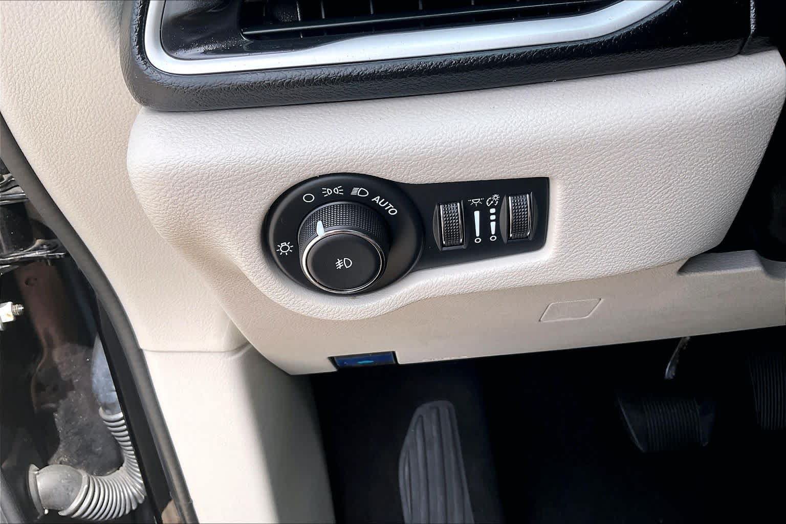 Certified 2024 Chrysler Pacifica Touring-L FWD image 33