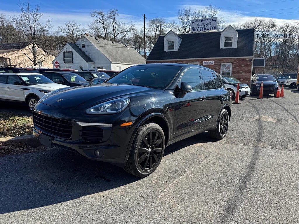 Used 2017 Porsche Cayenne Platinum Edition w/ Premium Package (PJV) AWD/4WD image 2