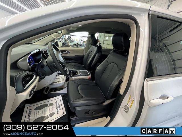 Used 2024 Chrysler Pacifica Touring-L image 19