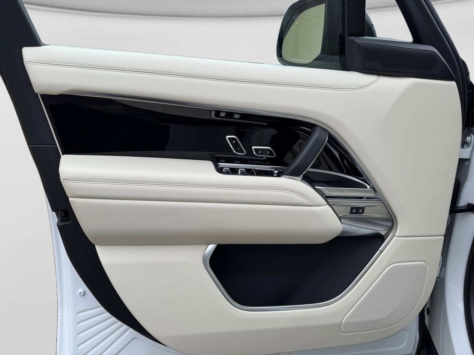 Used 2025 Land Rover Range Rover SE image 12