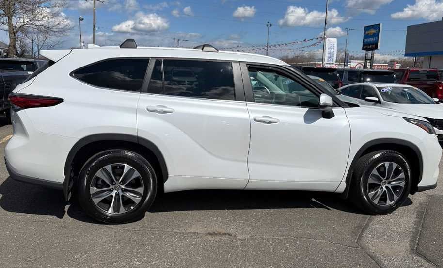Used 2023 Toyota Highlander XLE image 3