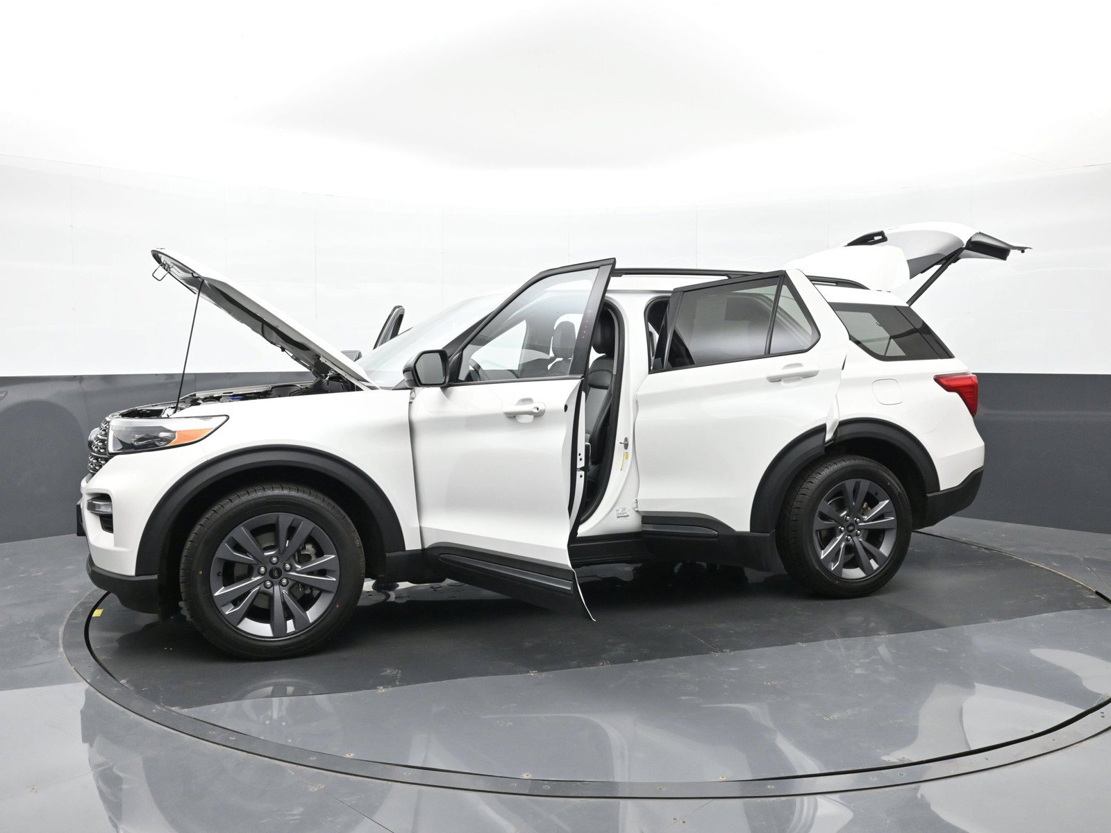 Used 2023 Ford Explorer XLT w/ Equipment Group 202A AWD/4WD image 49